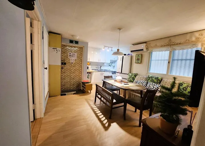 Zennyne 5 Minutes From Hyehwa Station 3 Queen Beds